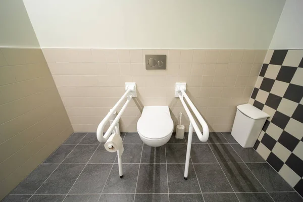 一所学校大楼里的公共残疾厕所 — 图库照片