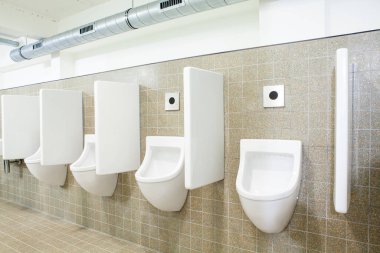 pisuar ve lavabo sadece erkekler için eski bir binada