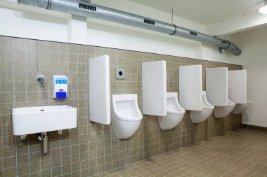 pisuar ve lavabo sadece erkekler için eski bir binada