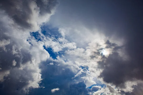 Sol Está Tratando Pasar Detrás Las Nubes —  Fotos de Stock