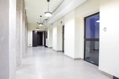 Eski bir koridorda güzel bir koridor var.