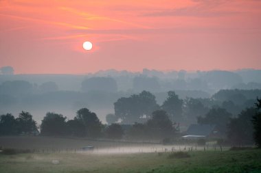 Güneşli bir Eylül sabahı, bu güzel Rozebeke kilisesi yükselen güneşle sisin içinde duruyor..