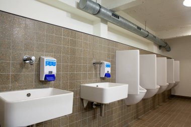 pisuar ve lavabo sadece erkekler için eski bir binada