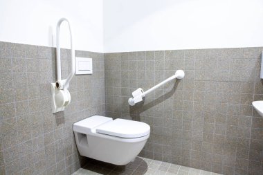 Geniş bir binada umumi tuvaletler