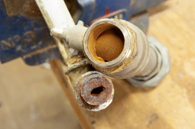 Yıllar içinde oluşan su borusunda görünür bir pas var.