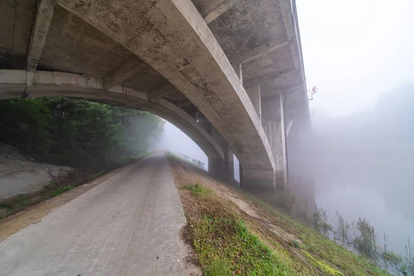 Mglisty Poranek Wzdłuż Rzeki Pod Betonowym Mostem — Zdjęcie stockowe
