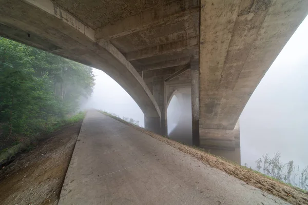 Mlhavého Rána Podél Řeky Pod Betonovým Mostem — Stock fotografie