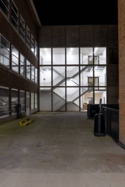 Sabahın erken saatlerinde bu güzel demir merdiven büyük bir bina boyunca uzanıyor.