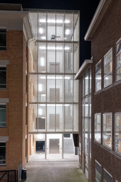 Bu yeni merdiven yenilenmiş bir binanın yanına eklendi, merdiven bir asansörün etrafında dönüyor.