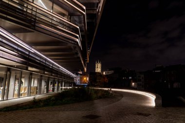 Sabahın erken saatlerinde Walloon Krook Kütüphanesi 'nin yanındaki Gent' teki Saint Bavo Katedrali.