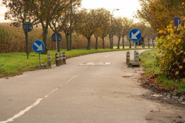 Mahallenin güvenliği için hız tümsekleriyle yolu daraltarak hız burada azaltılıyor.