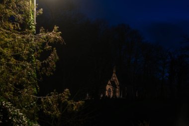 Doğu Flanders 'da bulutlu bir günde güzel bir Toepkapel van Brakel var.