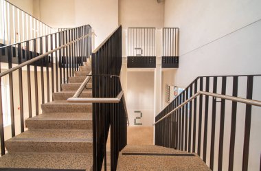 Güneşli bir günde üçüncü katta merdivenlerdeyiz.