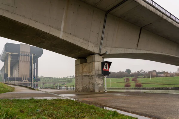 Hainaut Bulutlu Soğuk Bir Günde Köprü Bir Yolu Üzerinde Uzanıyor — Stok fotoğraf