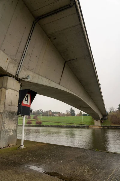 Hainaut Bulutlu Soğuk Bir Günde Köprü Bir Yolu Üzerinde Uzanıyor — Stok fotoğraf