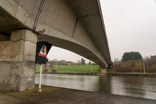 Hainaut Bulutlu Soğuk Bir Günde Köprü Bir Yolu Üzerinde Uzanıyor — Stok fotoğraf