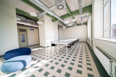 Üniversitede her katta öğrenciler için bir yemek odası var.