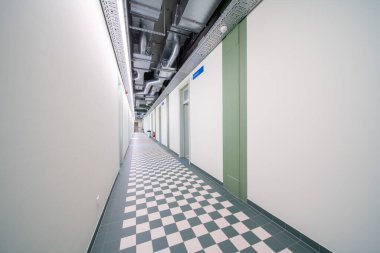 Eski bir koridorda güzel bir koridor var.