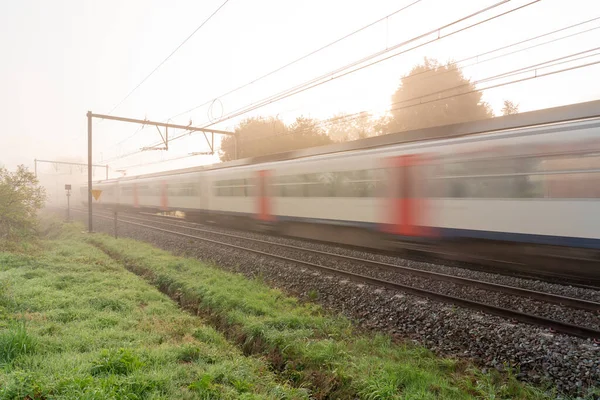 Cuelga Una Espesa Niebla Largo Carretera Ferrocarril — Foto de Stock