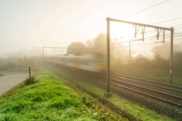 Appende Una Fitta Nebbia Lungo Strada Ferrovia — Foto Stock