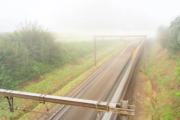Cuelga Una Espesa Niebla Largo Carretera Ferrocarril — Foto de Stock