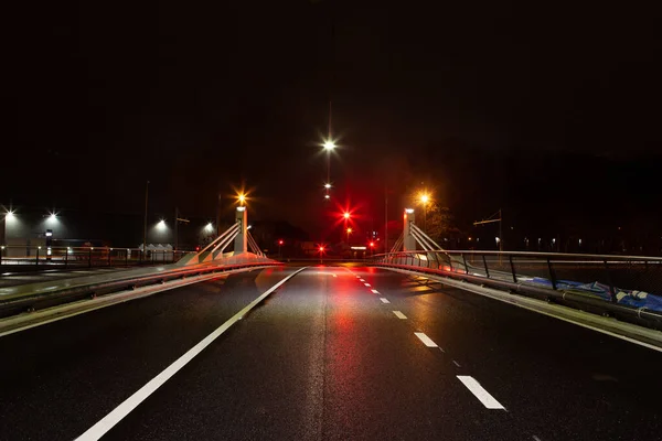 Deszczowy Ciemny Poranek Ten Nowy Most Ruchliwą Ulicą Światłami Drogowymi — Zdjęcie stockowe