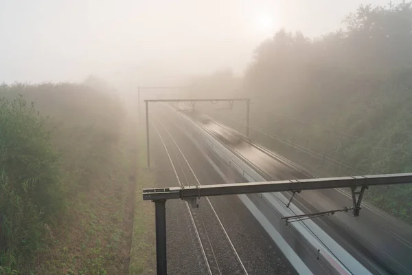 Cuelga Una Espesa Niebla Largo Carretera Ferrocarril —  Fotos de Stock