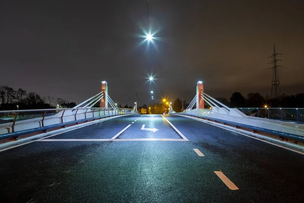 Una Mañana Oscura Lluviosa Este Nuevo Puente Con Calles Concurridas — Foto de Stock