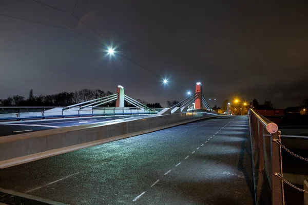Yağmurlu Karanlık Bir Sabahta Işlek Cadde Trafik Işıklarıyla Yeni Köprü — Stok fotoğraf