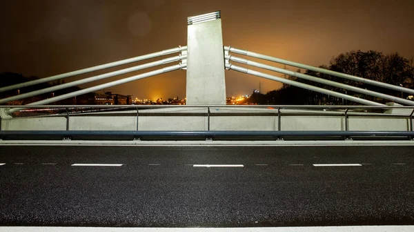 Дождливое Темное Утро Новый Мост Оживленной Улицей Светофорами — стоковое фото