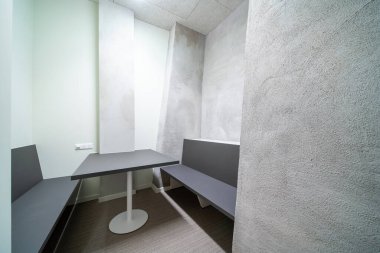 Geniş bir binada özel bir oturma alanı oluşturuldu.