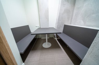 Geniş bir binada özel bir oturma alanı oluşturuldu.