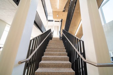 Güneşli bir günde bir merdivenin zeminindeyiz.