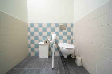 Geniş bir binada umumi tuvaletler