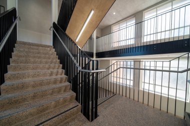 Güneşli bir günde bir merdivenin zeminindeyiz.