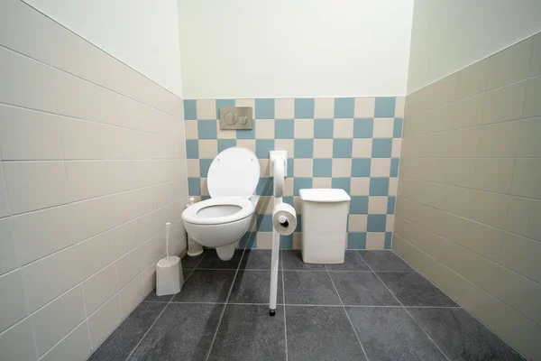 건물에 공중에 장애인 화장실 — 스톡 사진