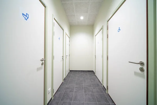 Genel Bir Binada Tuvalet Katiyen Beyaz Kapı Mans — Stok fotoğraf