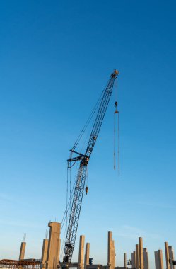 Güzel bir sabah bir şantiyede bu güzel vinç ayakta duruyor.