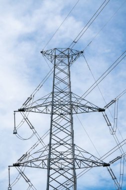 Bu yüksek voltajlı elektrik direği iskele bölgesinde bulunuyor.