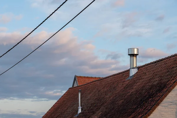 Güneşli Bir Günde Kiremit Bir Çatıda Inox Bacası Var — Stok fotoğraf