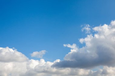 bulutlu mavi gökyüzü ile bir parlak güneşli gün