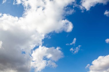 bulutlu mavi gökyüzü ile bir parlak güneşli gün