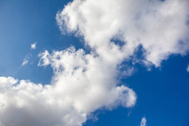 bulutlu mavi gökyüzü ile bir parlak güneşli gün