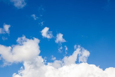 bulutlu mavi gökyüzü ile bir parlak güneşli gün