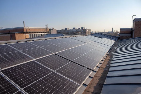 Edifício Uma Área Residencial Painéis Solares Telhado Dia Nublado — Fotografia de Stock