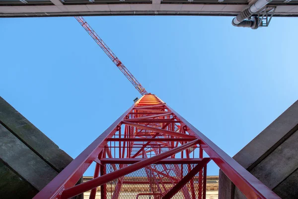 阳光明媚的一天 一个大起重机在建筑工地上 — 图库照片