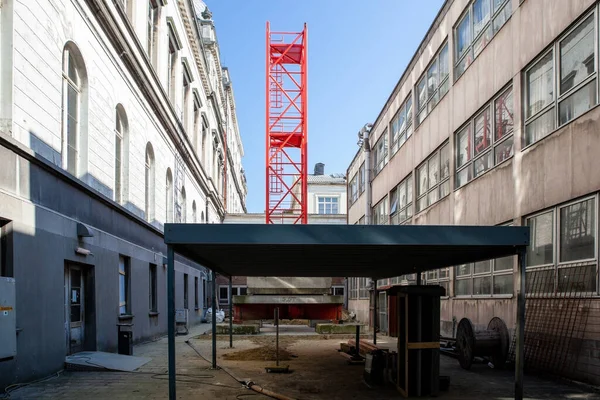 Está Construyendo Una Grúa Día Soleado Gran Patio — Foto de Stock