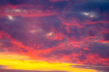 Sabahın erken saatlerinde alacakaranlıkta bulutların yanması doğrudur..