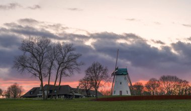 Bu güzel dağ değirmeni Anzegem Belçika 'da, güneşin doğuşu ve bulutlu.