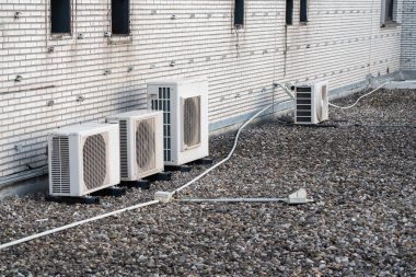 bir düz çatı orada büyük bir bina üzerinde Klima Soğutma